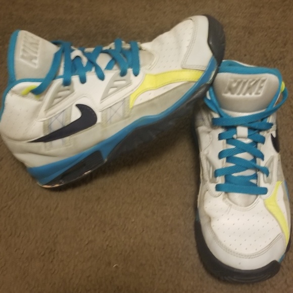 Youth Size 5 Nikes - Picture 1 of 4
